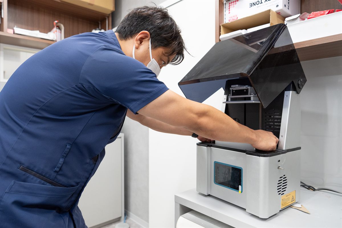 院内の3Dプリンターでサージカルガイドを製作している様子