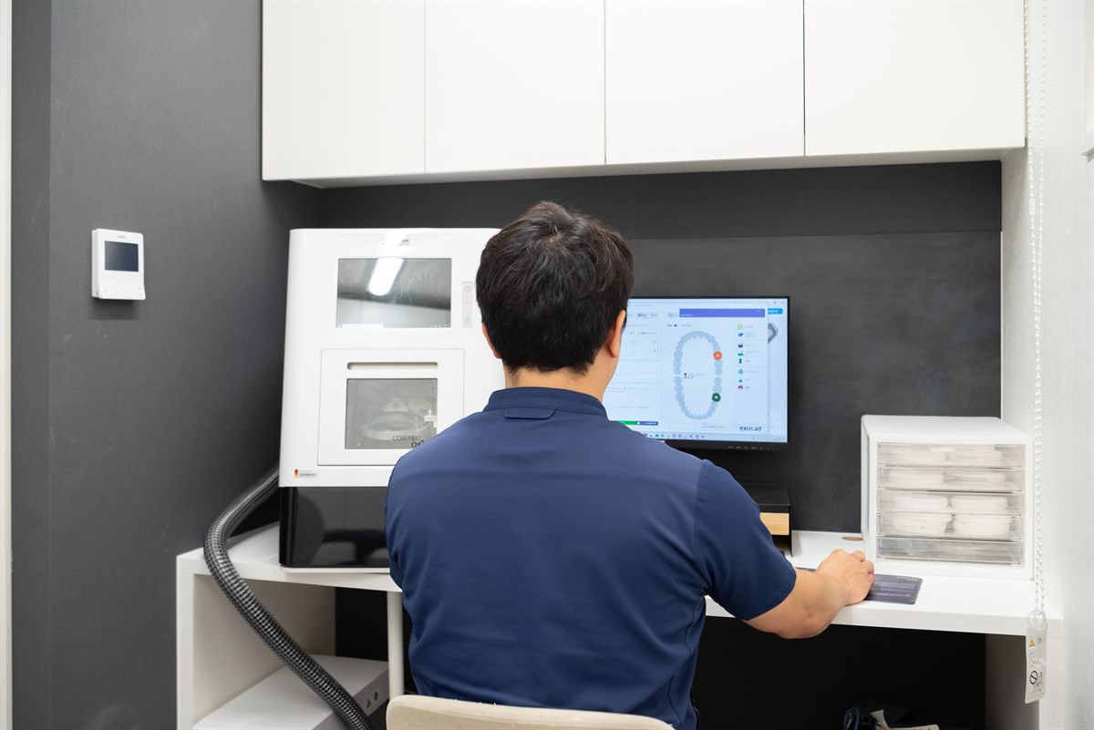 院内技工所で補綴物を設計している様子