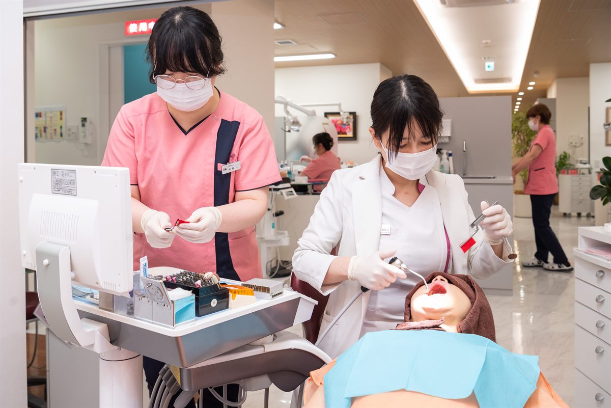 歯科衛生士がクリーニングをしている様子