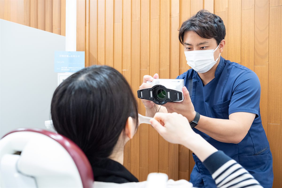 口腔内スキャナーでお口の状態を記録している様子
